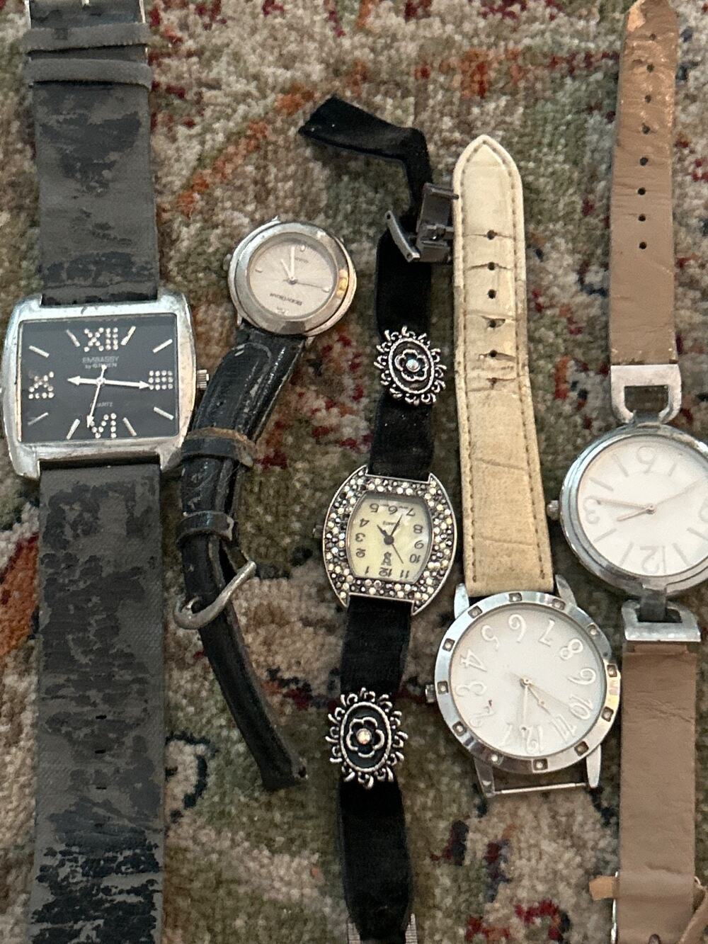 Lot of 21 Watches for parts and repairs